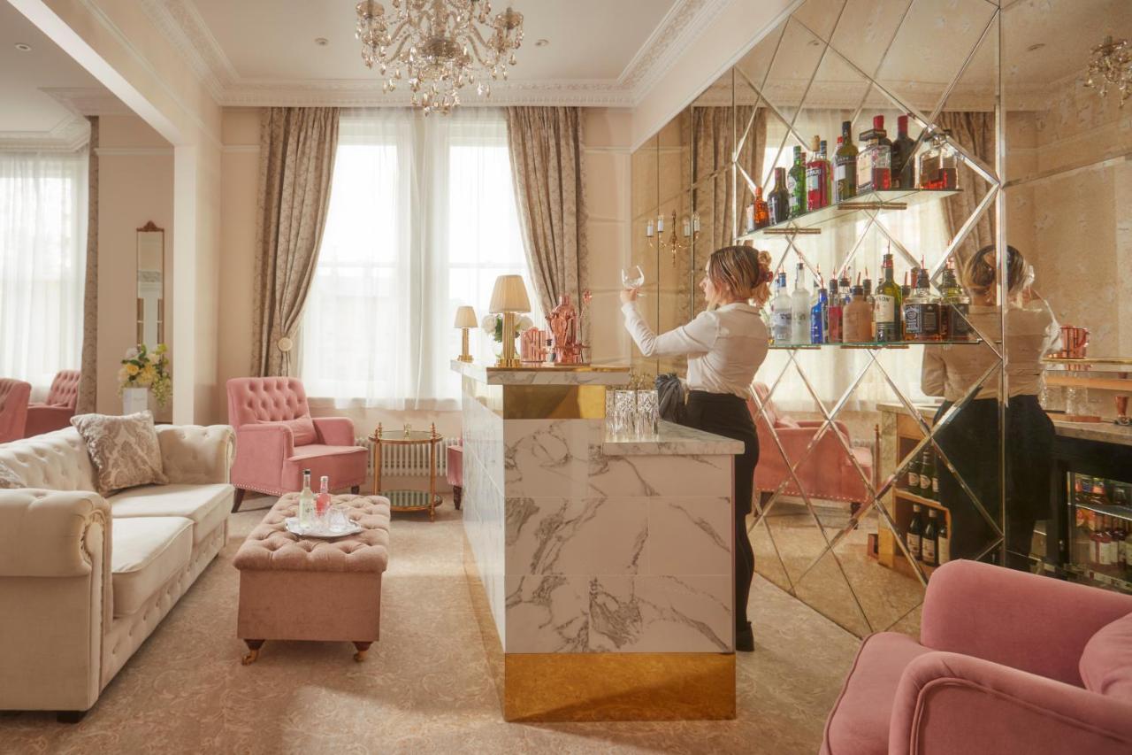 Bathen House Boutique Hotel Exteriör bild The bar at the Hotel de Crillon