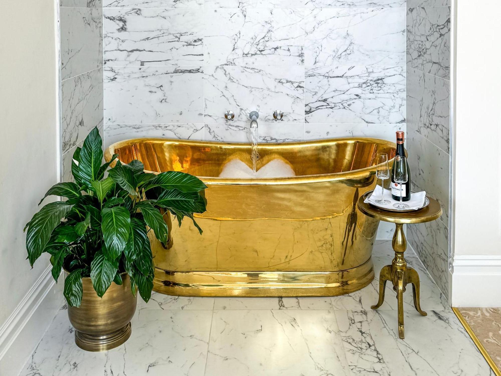 Bathen House Boutique Hotel Rum bild A freestanding copper bathtub